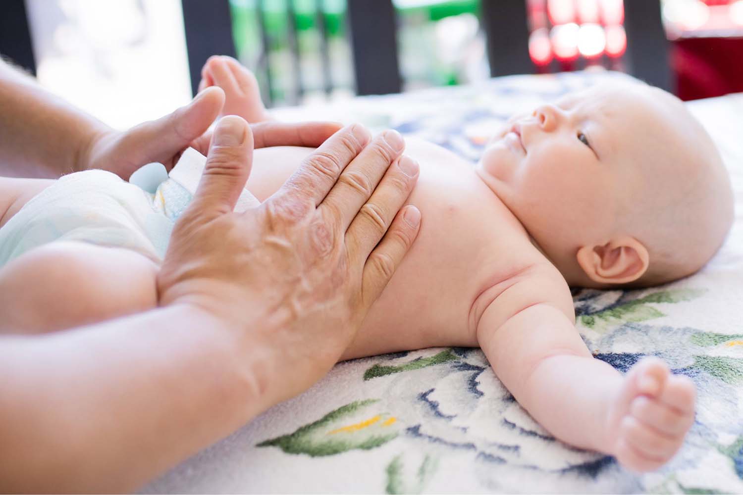Soulager les coliques du bébé allaité